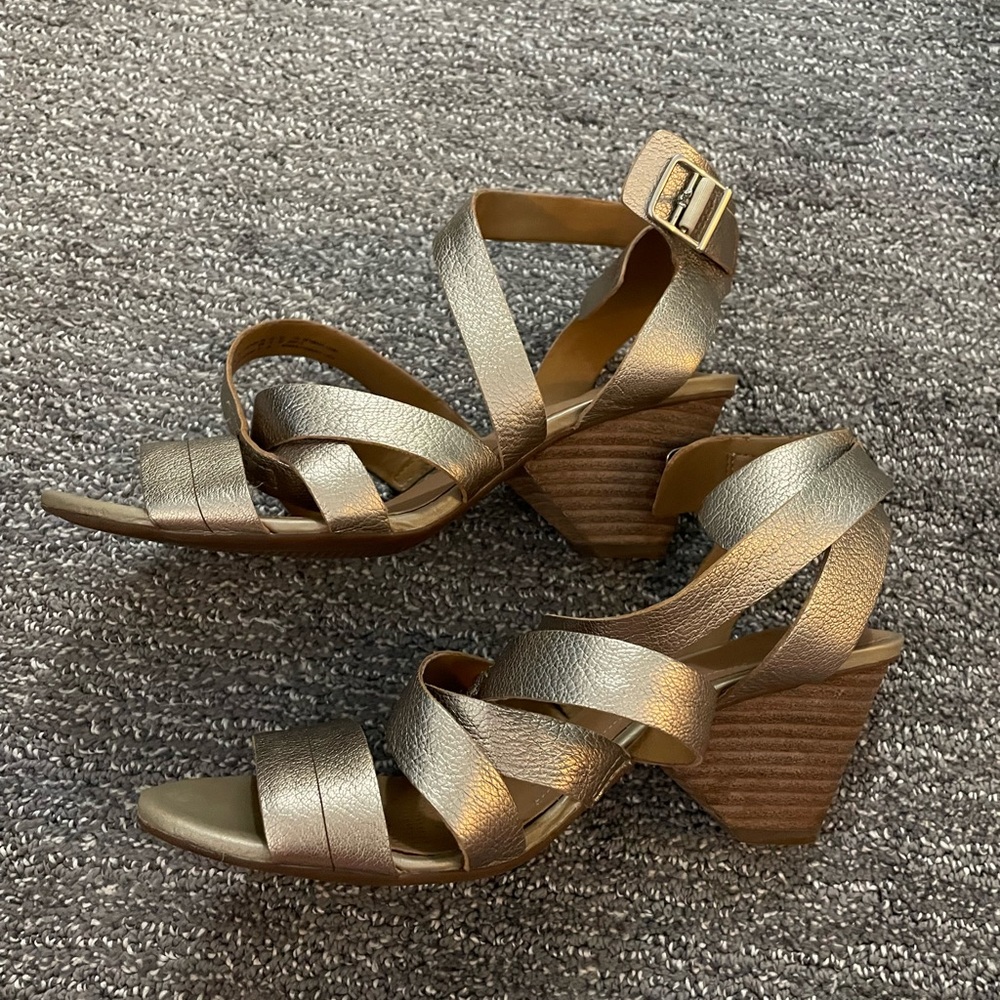 Clarks Heeled Metallic Sandal Size 9 EUC